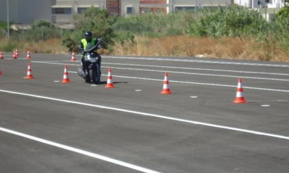 Όσοι έχουν δίπλωμα για ΙΧ μπορούν να οδηγούν και μηχανή μέχρι 125 κ.εκ.
